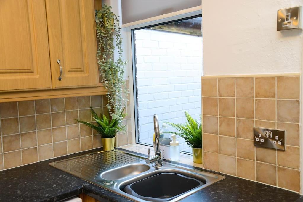 Delightful 2 Bed Town Centre House, Sleeps 4 Apartment Barnsley Luaran gambar